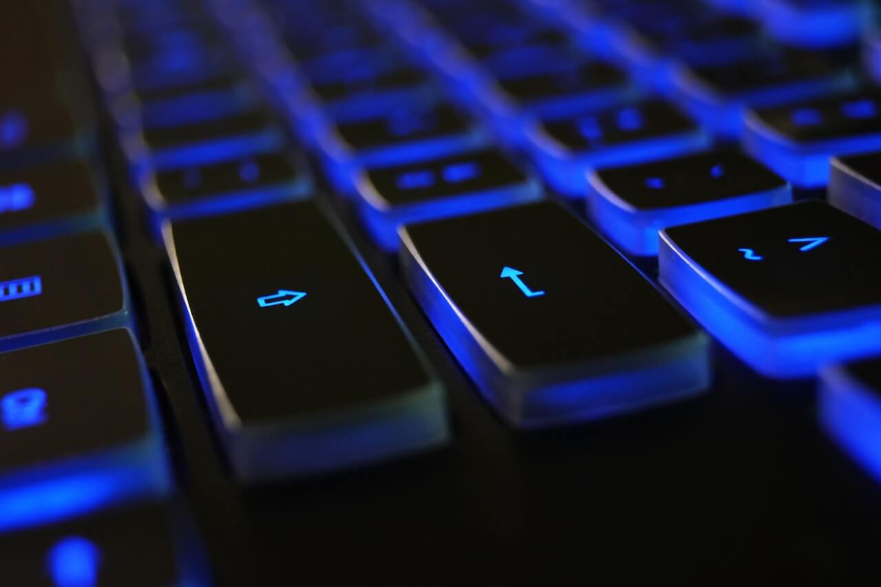 Uma imagem aproximada de um teclado, mostrando as teclas e caracteres impressos.